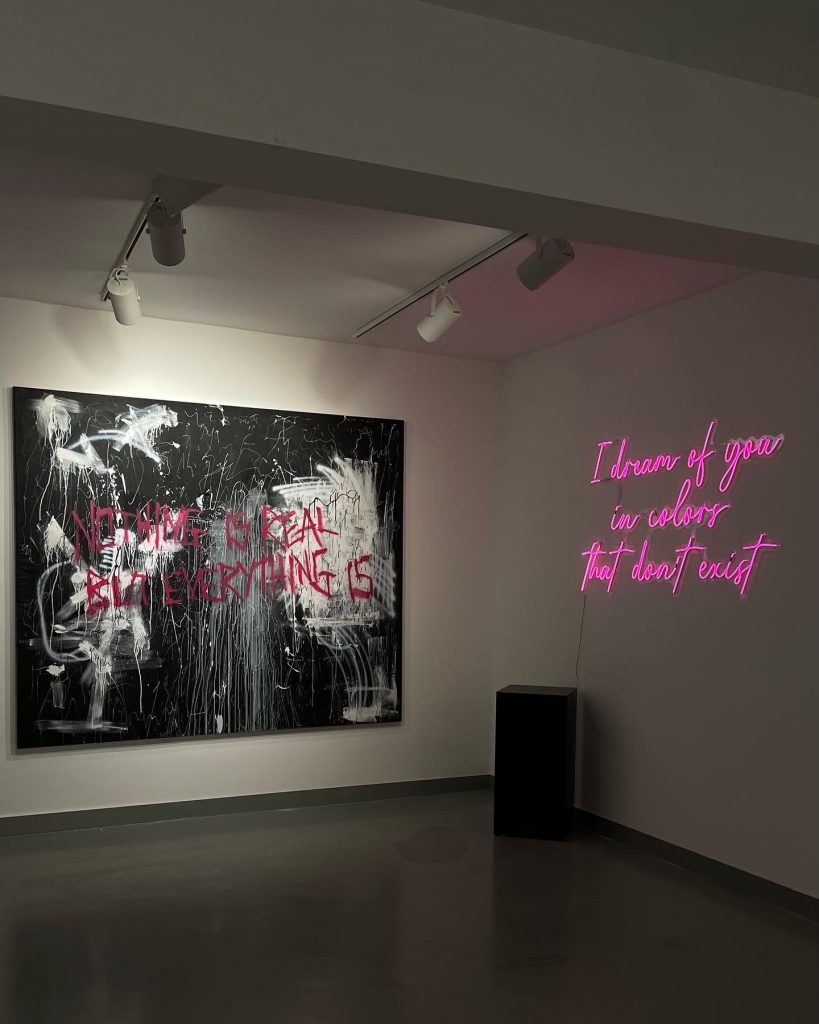 Wonderlies: ‘Eκθεση ζωγραφικής για τις «ψεύτικες ζωές» στα Social Media