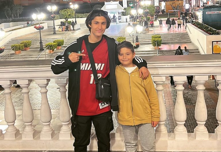 Μεγάλωσαν πολύ! Λιώνει για τους γιους της πασίγνωστη Ελληνίδα τραγουδίστρια