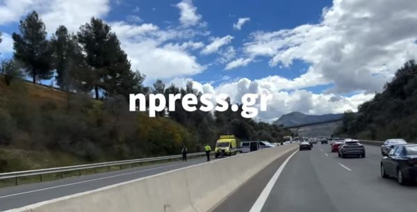 Αίγιο: Απειλούσε να πέσει στο κενό από γέφυρα στην Ολυμπία Οδό – Ουρά χιλιομέτρων στο σημείο