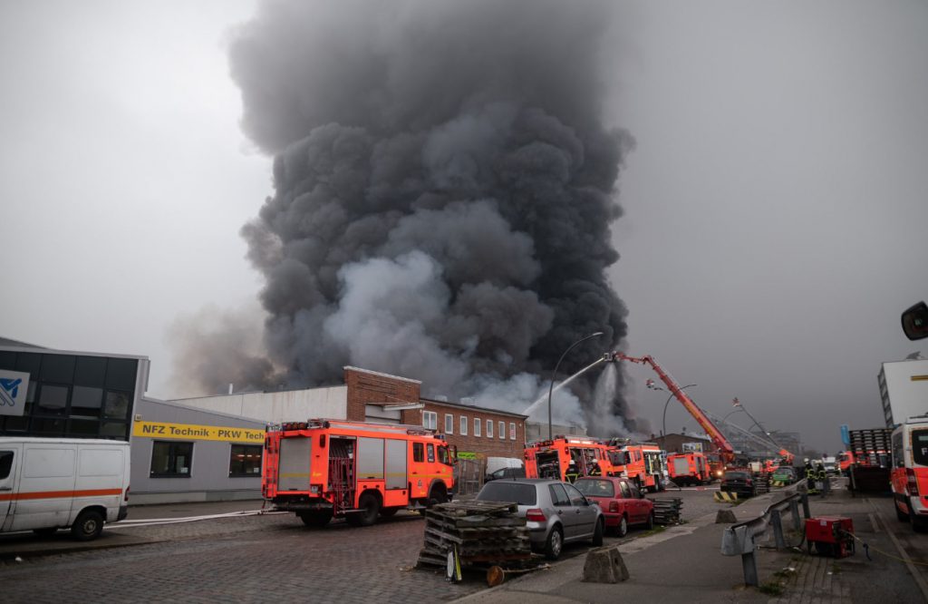 «Ακραίος κίνδυνος» από χημικά μετά από πυρκαγιά σε εγκατάσταση με αποθήκες στο Αμβούργο