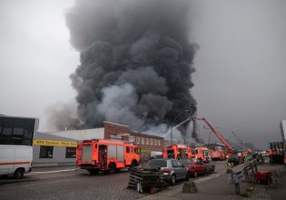 «Ακραίος κίνδυνος» από χημικά μετά από πυρκαγιά σε εγκατάσταση με αποθήκες στο Αμβούργο