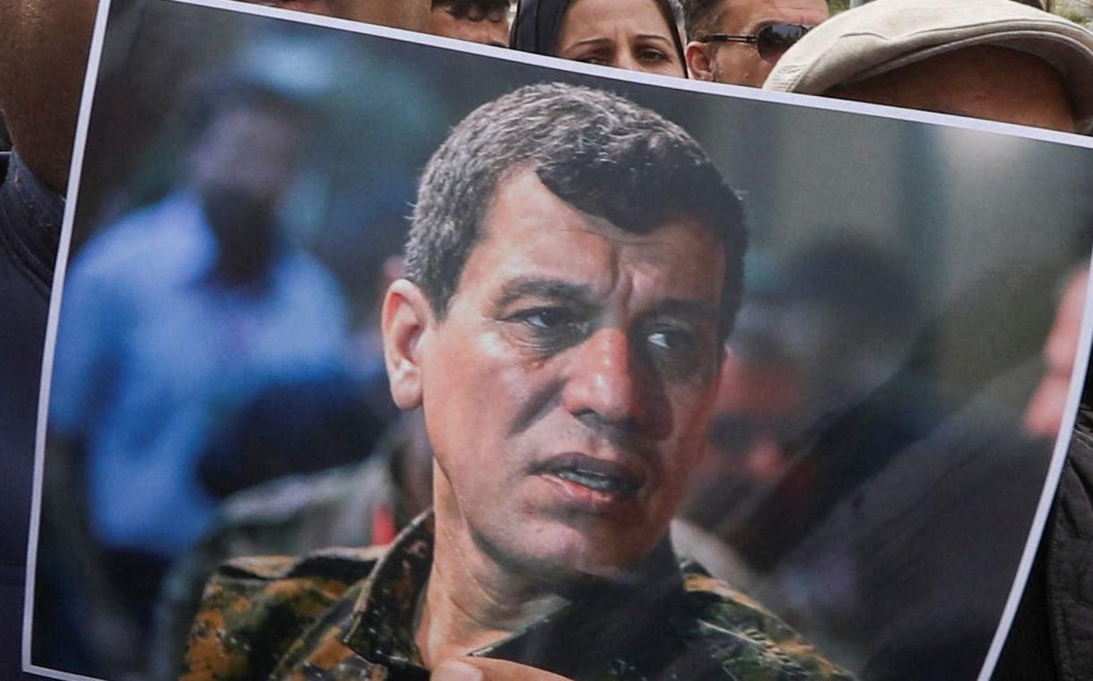 Ξεσπαθώνει ο ηγέτης των Συριακών Δημοκρατικών Δυνάμεων: «Δεν είναι η πρώτη φορά που η Άγκυρα προσπάθησε να με σκοτώσει»