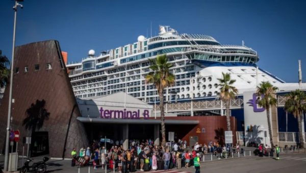 Η Βαρκελώνη κηρύττει τον πόλεμο στους «τουρίστες ακρίδες» – «Καταβροχθίζουν και φεύγουν»