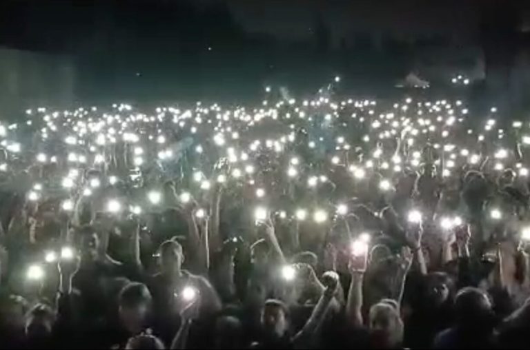 ΒΙΟΜΕ: Μνήμες από άλλες εποχές – Έκοψαν το ρεύμα και τραγουδούν «πότε θα κάνει ξαστεριά»