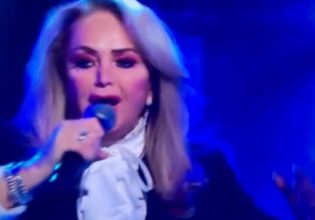 Μπόνι Τάιλερ: Και playback και ξέχασε τα λόγια στο «Total Eclipse of the Heart» – Χαμός στο Twitter