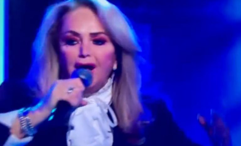 Μπόνι Τάιλερ: Και playback και ξέχασε τα λόγια στο «Total Eclipse of the Heart» – Χαμός στο Twitter