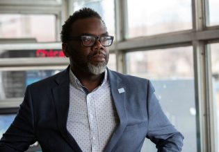 Μπράντον Τζόνσον: Μαθήματα Δημοκρατίας από το Σικάγο