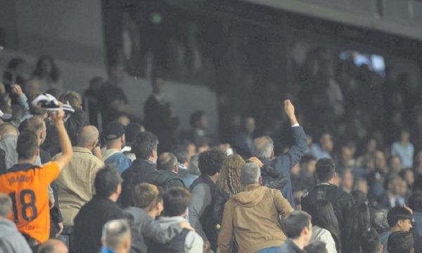 Χάος στο Μεστάγια μετά τη νέα ήττα της Βαλένθια: «Οπαδοί κινήθηκαν κατά της διοίκησης – Επενέβη η αστυνομία»
