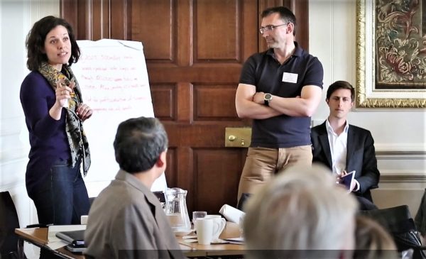 «Βόμβα» από Κέιμπριτζ: Διδάσκει στις ισχυρότερες οικογένειες του κόσμου πώς να διοικήσουν στον 21ο αιώνα