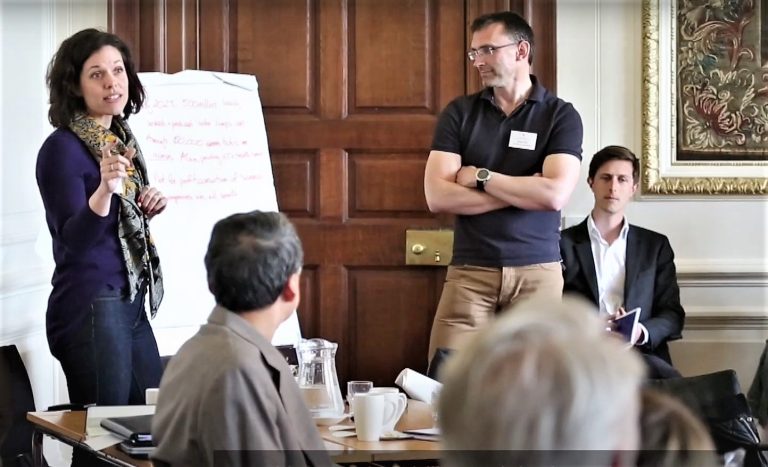 «Βόμβα» από Κέιμπριτζ: Διδάσκει στις ισχυρότερες οικογένειες του κόσμου πώς να διοικήσουν στον 21ο αιώνα