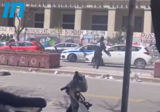 Επεισόδια στην ΑΣΟΕΕ: Βίντεο από τη στιγμή της επίθεσης στο περιπολικό στην Πατησίων