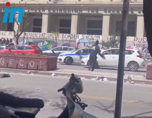 Επεισόδια στην ΑΣΟΕΕ: Βίντεο από τη στιγμή της επίθεσης στο περιπολικό στην Πατησίων