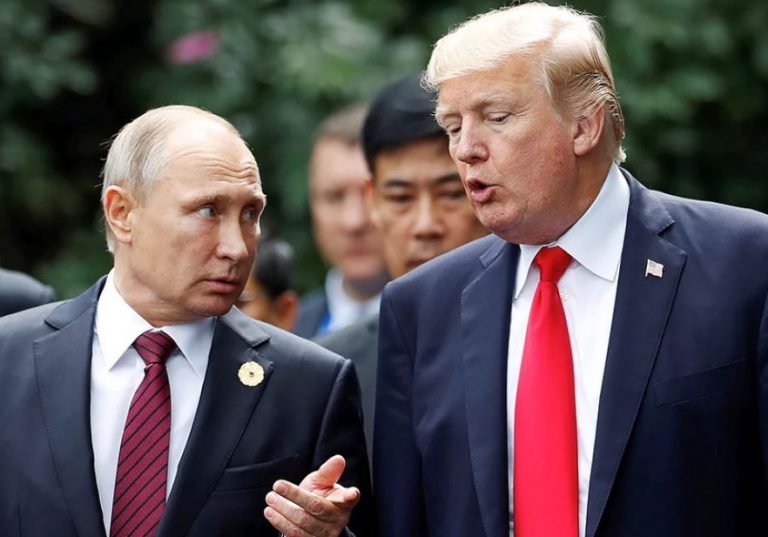 Guardian: «Ποιητική δικαιοσύνη» η ταυτόχρονη «παραπομπή» Πούτιν και Τραμπ στη δικαιοσύνη