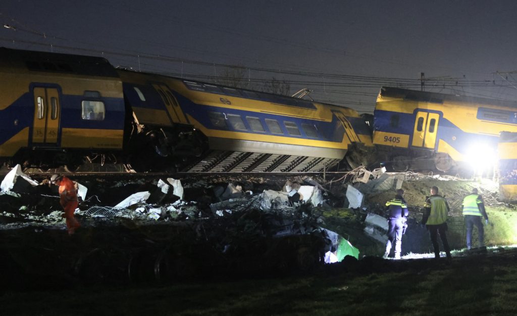 Σύγκρουση τρένου: Τα «Τέμπη» της Ολλανδίας – Ένας νεκρός και πολλοί «σοβαρά τραυματίες»