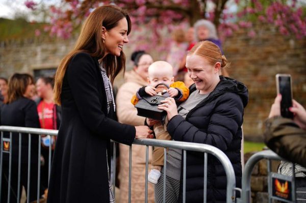 Viral: Θύμα… «ληστείας» από ένα μωρό έπεσε η Κέιτ Μίντλετον