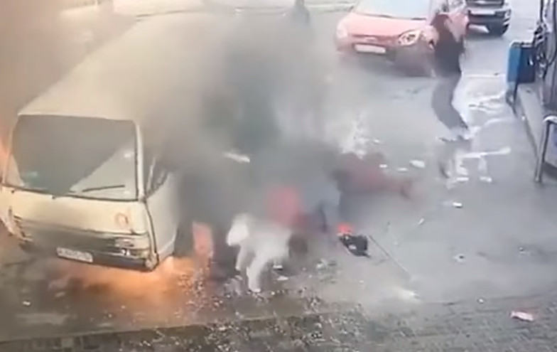 Βανάκι στη Νότια Αφρική πήρε φωτιά σε βενζινάδικο – Πήδηξαν από τα παράθυρα για να γλιτώσουν