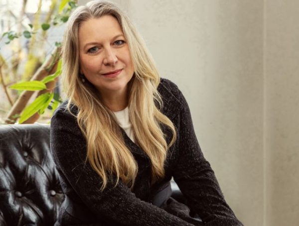 Cheryl Strayed στο in: Δεν λέω στους ανθρώπους πώς να ζήσουν, φωτίζω τον δρόμο που ανοίγεται μπροστά τους