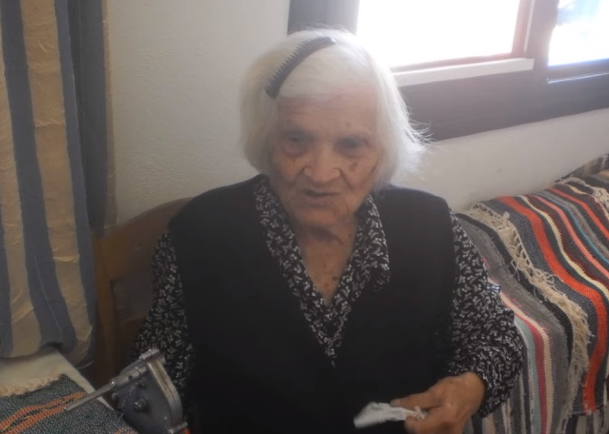 Ιωάννα Πρωίου: Πέθανε η Ικαριώτισσα «Κυρά του αργαλειού» – Σε ηλικία 112 ετών