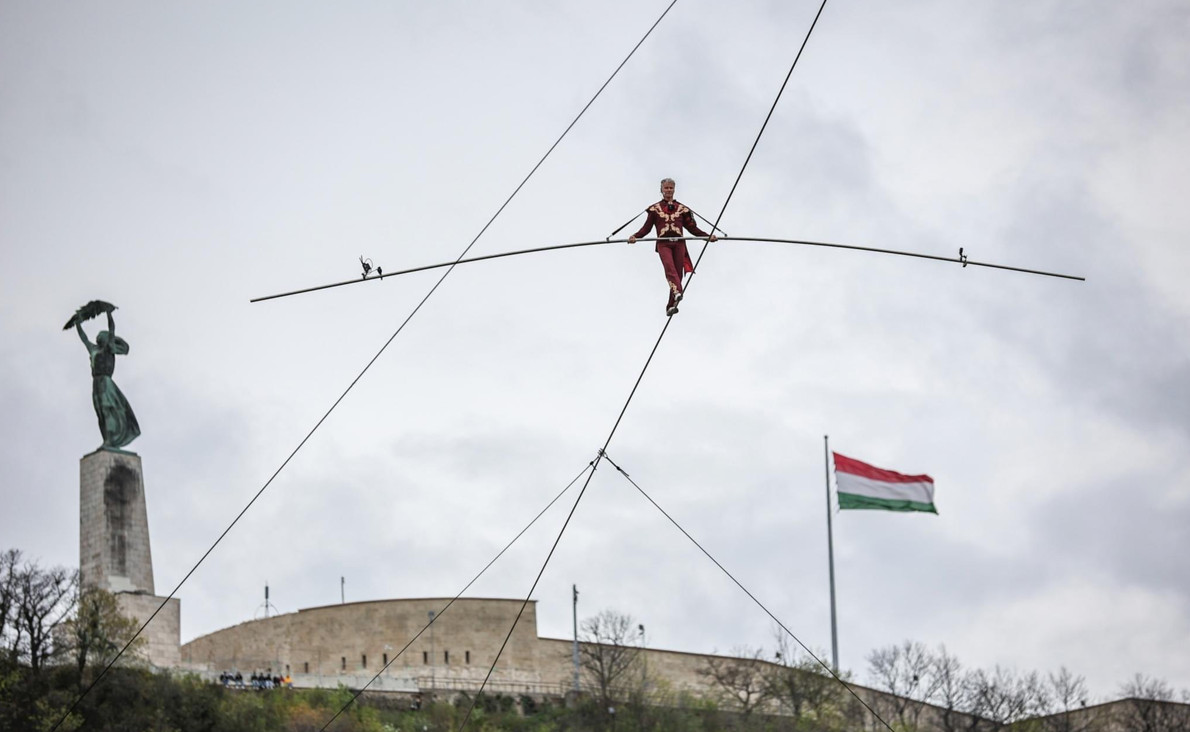 Ουγγαρία: Ακροβάτης 63 ετών διέσχισε τον Δούναβη πάνω σε τεντωμένο σχοινί