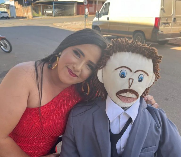 Daily Mail: Έγκυος ξανά η γυναίκα που «παντρεύτηκε» μια πάνινη κούκλα – «Θα σώσει τον γάμο μας»