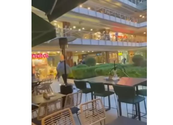 Άγριο ξύλο σε εμπορικό κέντρο της Θεσσαλονίκης – Τραυματίστηκε αστυνομικός