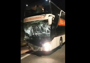 Τροχαίο στον Πλαταμώνα: Ένας νεκρός και τραυματίες στην ΠΑΘΕ – ΚΤΕΛ έπεσε πάνω σε ΙΧ στη ΛΕΑ