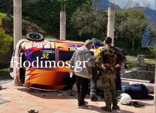 Σοβαρό ατύχημα στο Αίγιο: Αγωνιστικό αυτοκίνητο βγήκε εκτός δρόμου και «προσγειώθηκε» σε αυλή σπιτιού