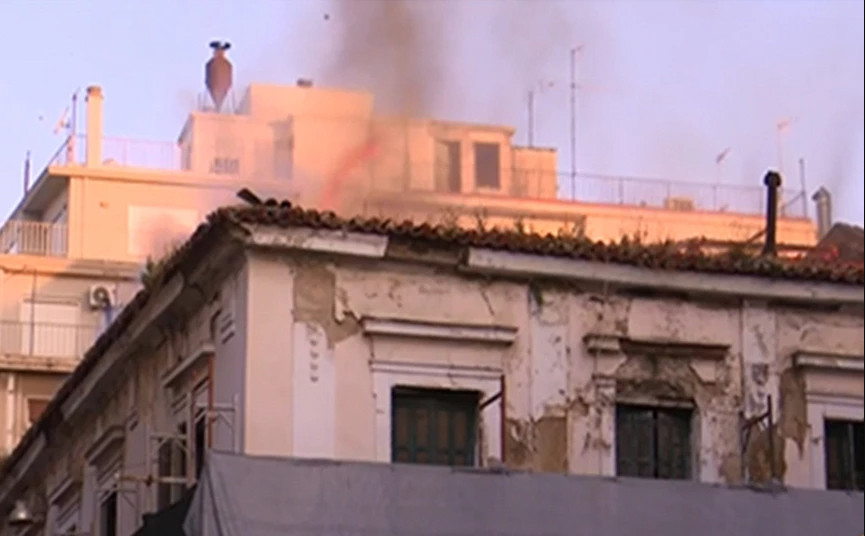 Φωτιά: Συναγερμός στην Πυροσβεστική - Καίγεται εγκαταλελειμμένο κτίριο στο κέντρο της Αθήνας