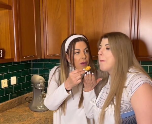 Η Άντζελα Δημητρίου φτιάχνει κουλουράκια για το Πάσχα