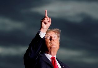 Ο Ντόναλντ Τραμπ καυχιέται για τη φωτογραφία σύλληψης – Θα γίνει η πιο διάσημη στην ιστορία του κόσμου;