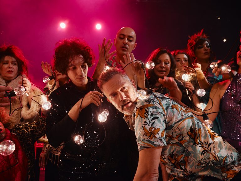 Τι κάνουν οι διάσημοι πρωταγωνιστές μετά από μια παράσταση στην Επίδαυρο; Ήρθε η ώρα να μάθουμε!