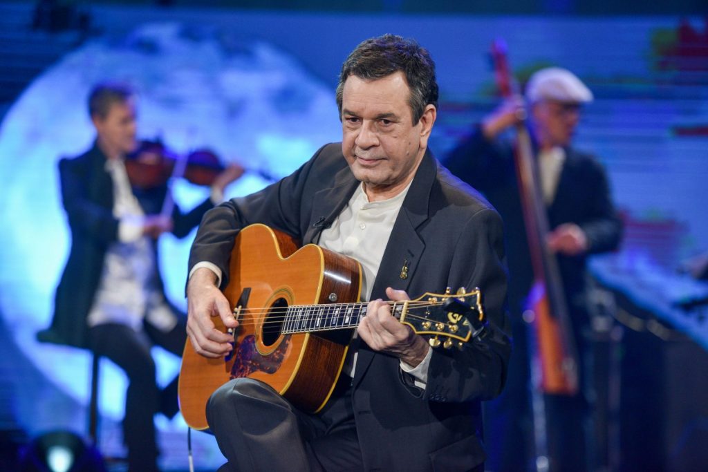 Κορυφαίοι τραγουδιστές υποκλίνονται στον Σταμάτη Σπανουδάκη – Ξεχωριστό «Σπίτι με το MEGA»