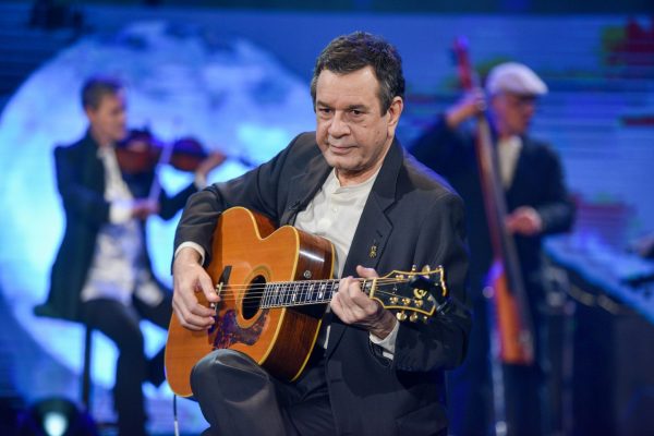 Κορυφαίοι τραγουδιστές υποκλίνονται στον Σταμάτη Σπανουδάκη – Ξεχωριστό «Σπίτι με το MEGA»