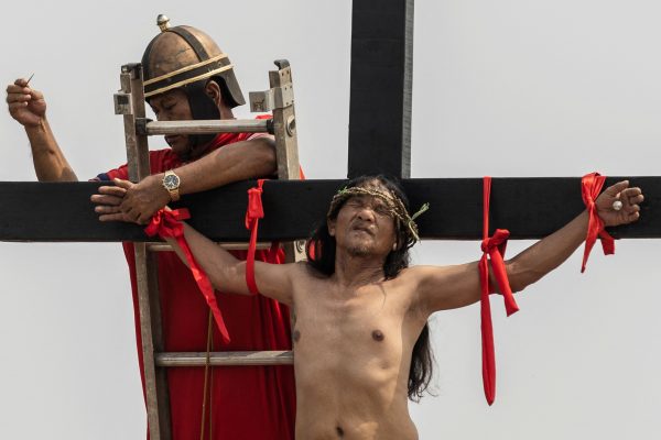 Φιλιππίνες: Αναπαράσταση της Σταύρωσης – Συγκλονιστικές εικόνες από το αιματηρό έθιμο