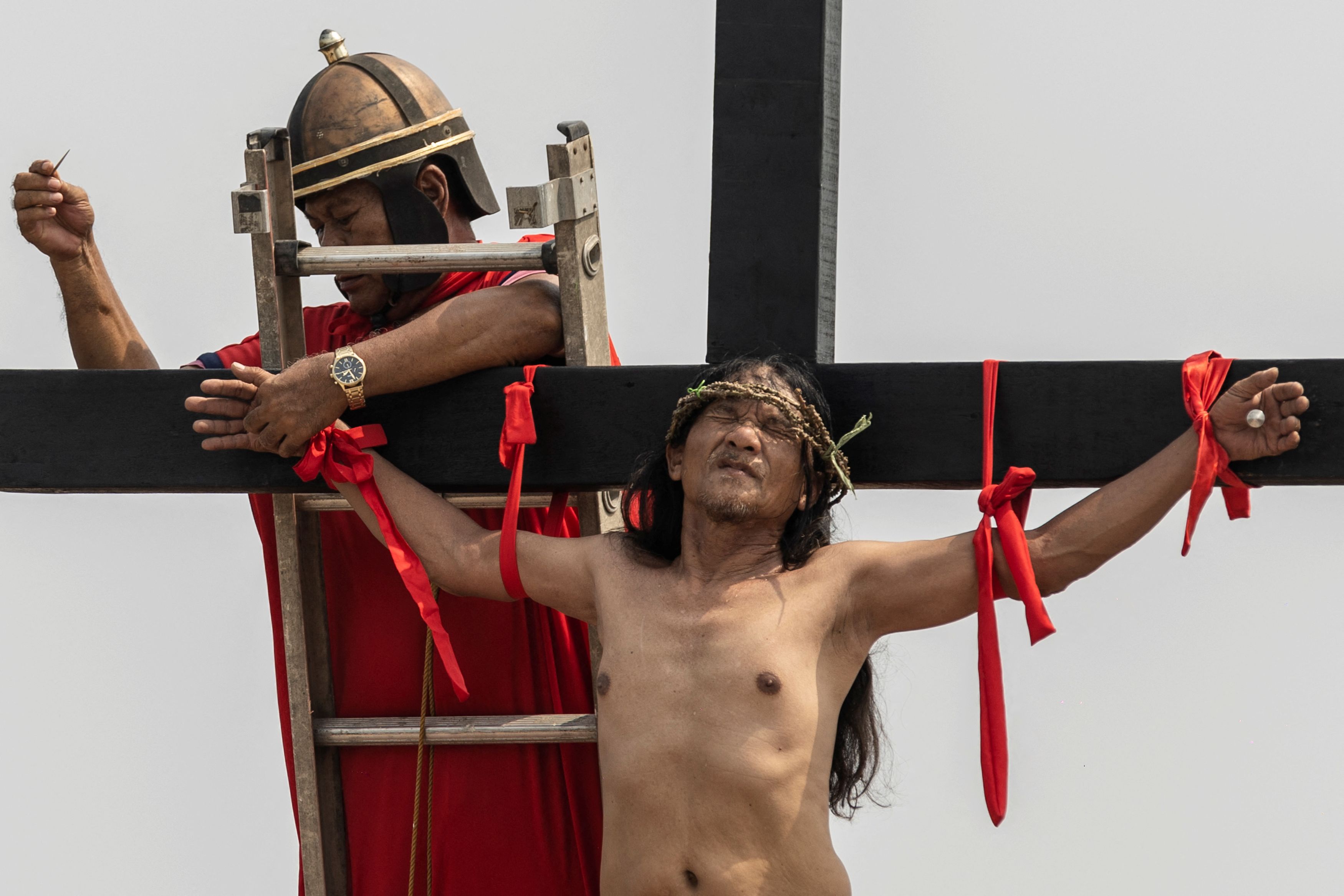 Φιλιππίνες: Αναπαράσταση της Σταύρωσης - Συγκλονιστικές εικόνες από το αιματηρό έθιμο
