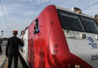 Τρένα: Έφτασε στη Θεσσαλονίκη το Intercity από την Αθήνα – Συγκινημένοι επιβάτες και μηχανοδηγοί