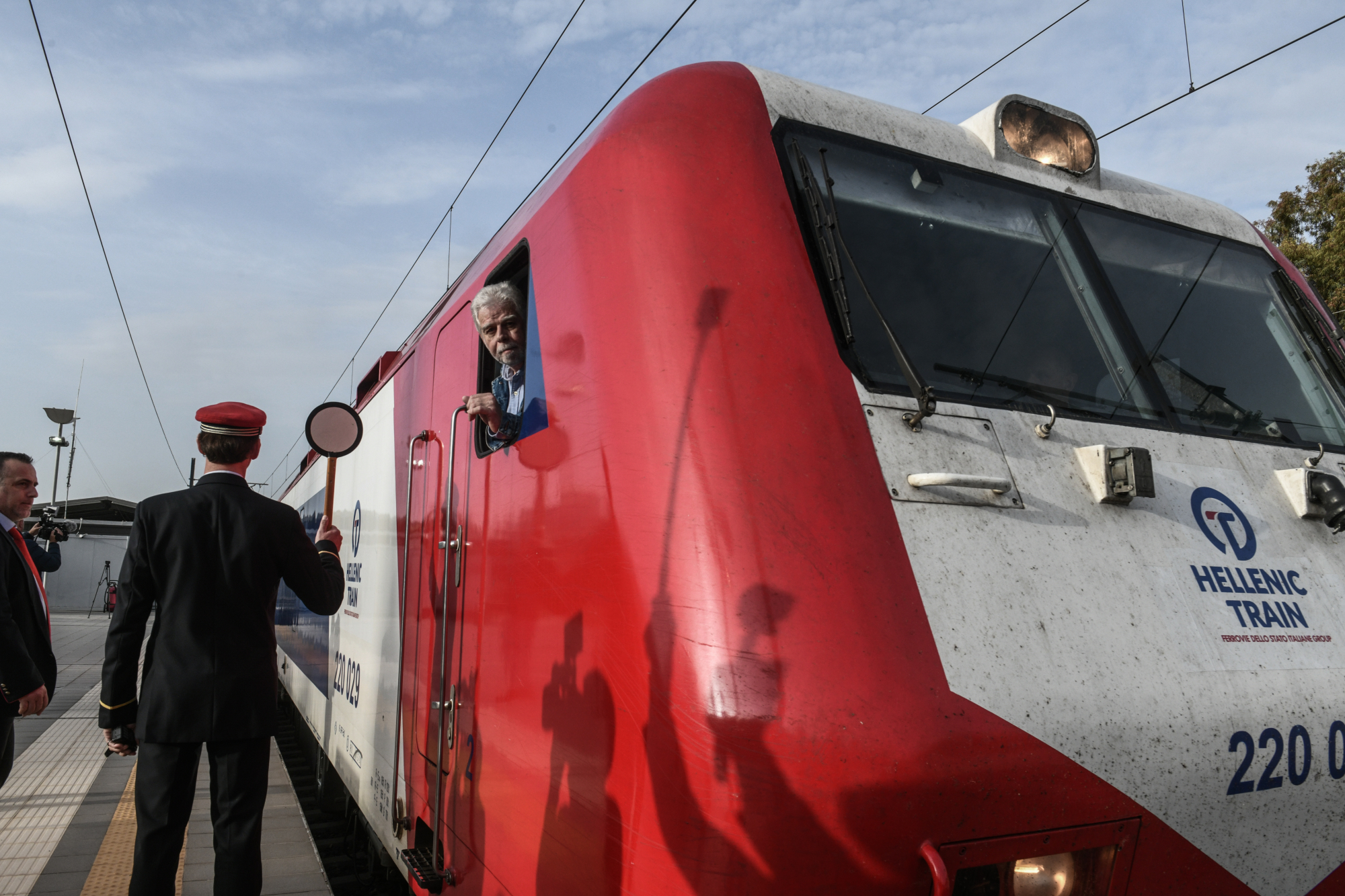 Τρένα: Έφτασε στη Θεσσαλονίκη το Intercity από την Αθήνα – Συγκινημένοι επιβάτες και μηχανοδηγοί