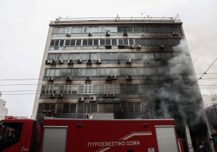 Υπό έλεγχο η φωτιά σε κατάστημα χρωμάτων στον Πειραιά [εικόνες]