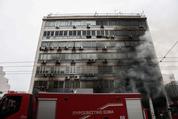 Υπό έλεγχο η φωτιά σε κατάστημα χρωμάτων στον Πειραιά [εικόνες]