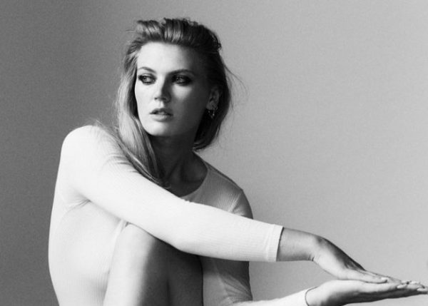 Η εντυπωσιακή κόρη του «James Bond»: Η μάχη με την κατάθλιψη, οι ρόλοι και το μόντελινγκ