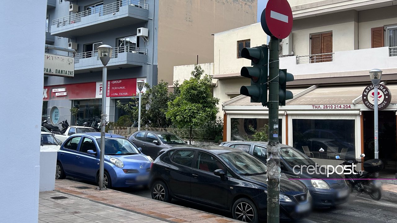 Στερέωσαν φανάρι με tie wrap στην Κρήτη - Πλέον είναι στραμμένο στο πεζοδρόμιο