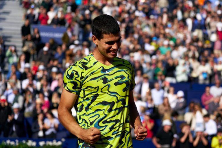 Με Αλκαράθ στον τελικό της Βαρκελώνης ο Τσιτσιπάς