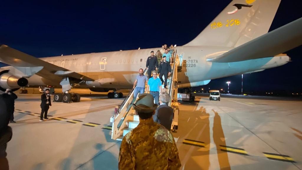Ιταλία: Έφτασε στη Ρώμη το πρώτο αεροσκάφος με Ιταλούς που εγκατέλειψαν το Σουδάν