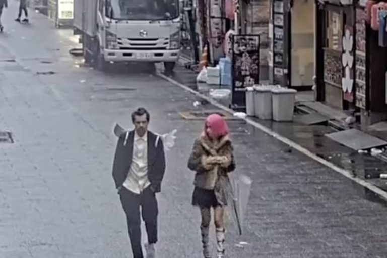 Χάρι Στάιλς: Μετά τα καυτά φιλιά με τη Ραταϊκόφσκι, έτρεξε στην πρώην