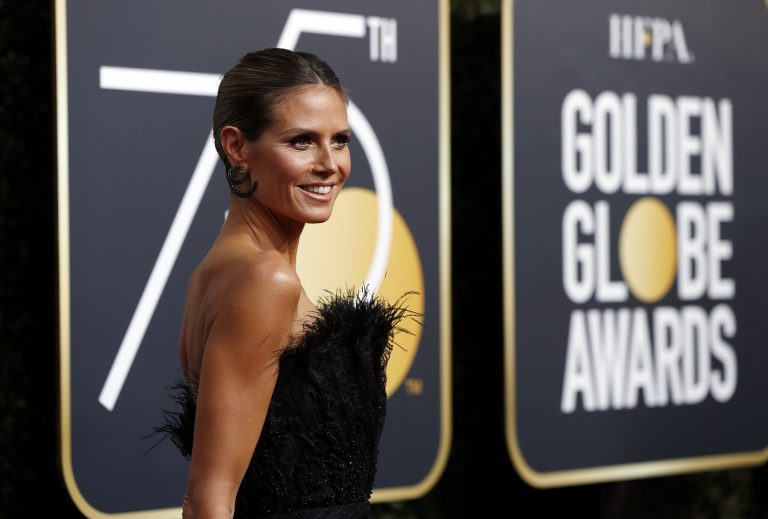 Η Χάιντι Κλουμ με μπικίνι στον καυτό ήλιο