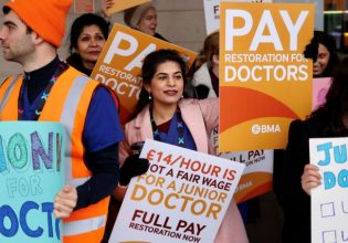 Βρετανία: Τετραήμερη απεργία ξεκινούν σήμερα οι ειδικευόμενοι γιατροί του NHS