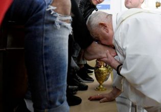 Πάπας Φραγκίσκος: Έπλυνε τα πόδια 12 ανήλικων κρατουμένων στην τελετή του Ιερού Νιπτήρος