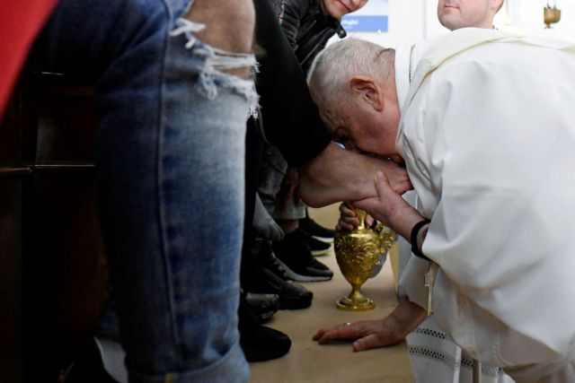Πάπας Φραγκίσκος: Έπλυνε τα πόδια 12 ανήλικων κρατουμένων στην τελετή του Ιερού Νιπτήρος