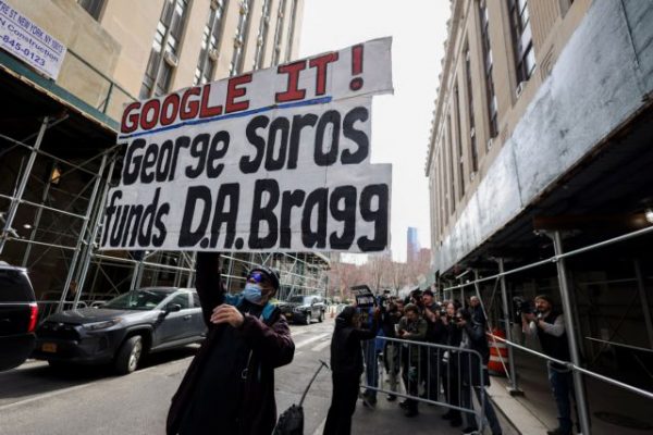 Φουντώνουν οι θεωρίες συνωμοσίας μετά τη δίωξη του Τραμπ – Στο στόχαστρο ο Σόρος