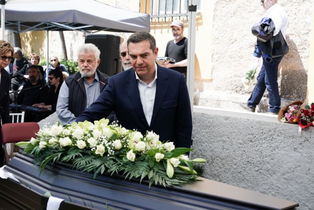 Συγκινημένος ο Αλέξης Τσίπρας στην κηδεία της Μυρσίνης Ζορμπά